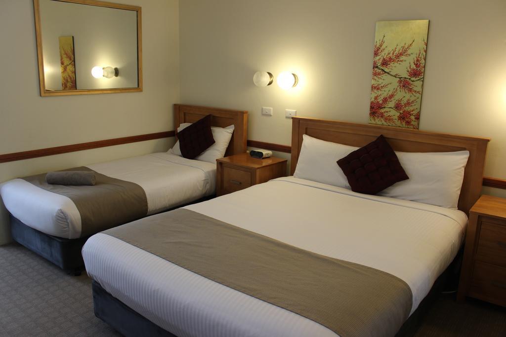 Three Explorers Motel 4*