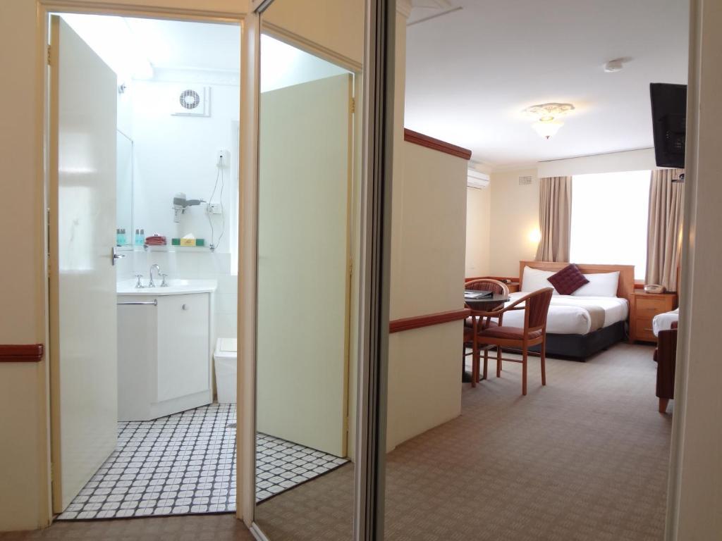 Motel Three Explorers 4*