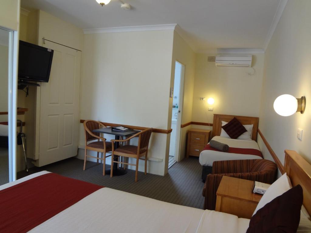 Three Explorers Motel 4*