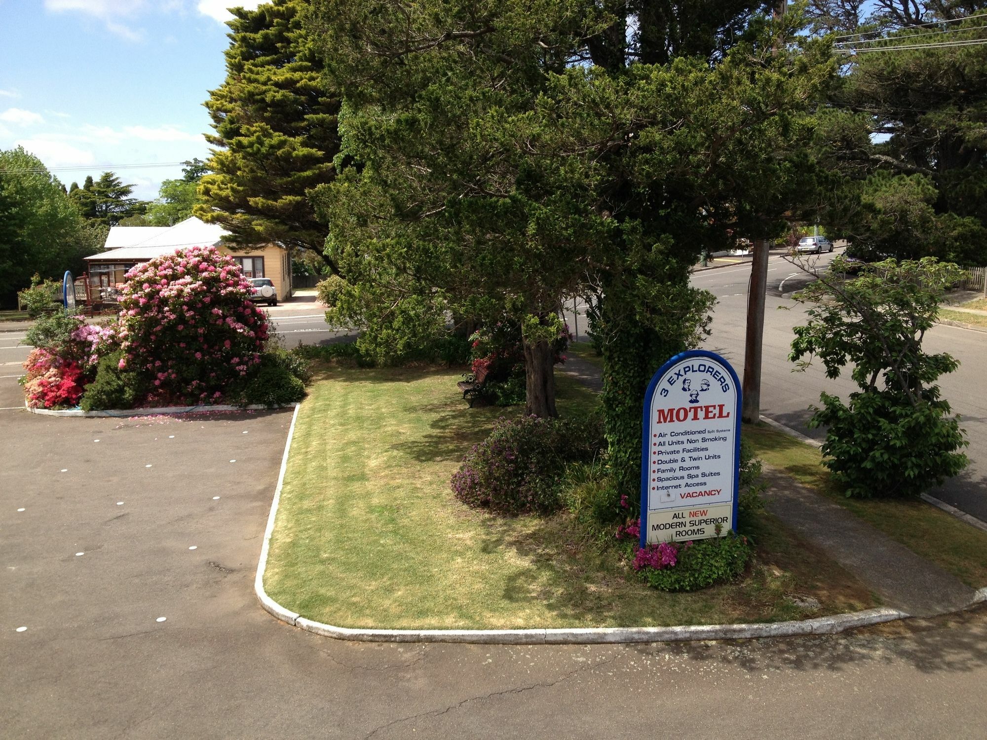 Three Explorers Motel